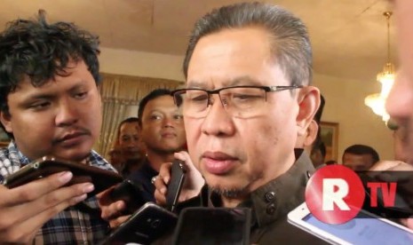 Dirjen Pengelolaan Haji dan Umrah Departemen Agama Abdul Jamil (kanan)