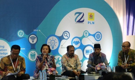 Dirjen Penguatan Inovasi Kementerian Riset Teknologi dan Pendidikan (Kemenristekdikti) Jumain Appe (tengah) dan Direktur Perencanaan Korporat PLN Syofvi Felienty Roekman  (kiri) tengah menjelaskan mengenai pameran LIKE 2017 di Kantor Pusat PLN, Jakarta, Selasa (17/10).