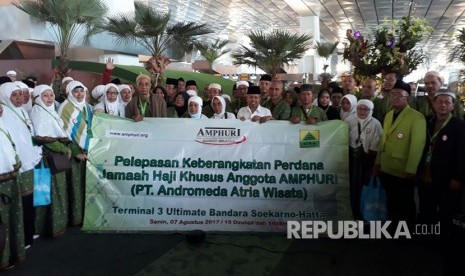 Dirjen Penyelenggar Haji dan Umrah Kemenag RI secara simbolis melepas jamaah haji khusus di Terminal 3 Bandara Soekarno-Hatta, Tangerang, Banten, Senin (7/8). 