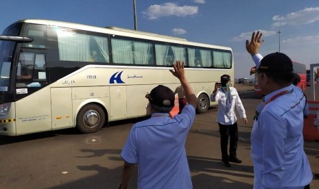  Dirjen Penyelenggara Haji dan Umrah Kemenag Nizar Ali (kiri) dan Direktur Bina Haji Kemenag Khoirizi H Dasir (kanan) melambaikan tangan menyambut kedatangan rombongan jamaah haji kloter 19 Embarkasi Batam (BTH) di Terminal Haji, Madinah, Senin (26/8). 