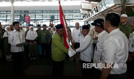 Dirjen Penyelenggara Haji dan Umrah Kemenag RI secara simbolis melepas jamaah haji khusus di Terminal 3 Bandara Soekarno-Hatta, Tangerang, Banten, Senin (7/8).