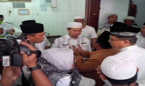  Dirjen Penyelenggara Haji dan Umrah (PHU) Kemenag RI, Abdul Djamil, mendegarkan keluhan jamaah haji asal Indonesia yang ditempatkan pemondokan di luar Markaziah, Madinah, Rabu (17/9).   (foto :  MCH Madinah)