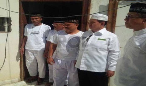 Dirjen Penyelenggara Haji dan Umrah (PHU) Kemenag RI, Abdul Djamil, mendegarkan keluhan jamaah haji asal Indonesia yang ditempatkan pemondokan di luar Markaziah, Madinah, Rabu (17/9).   (foto :  MCH Madinah)