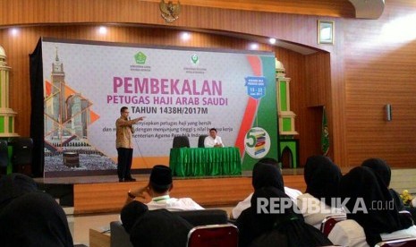 Dirjen Penyelenggaraan Haji dan Umrah Kementerian Agama Abdul Djamil saat memberikan materi pembekalan kepada petugas haji Arab Saudi 1438H/2017 di Asrama Haji Pondok Gede (Ilustrasi)