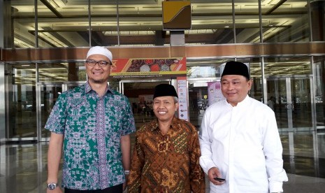 Dirjen Penyelenggaraan Haji dan Umrah Nizar Ali (tengah), didampingi Direktur Bina Haji dan Umrah Muhajirin Yanis (kanan) dan Direktur Utama Patuna Travel Syam Resfiadi saat melepas keberangkatan jamaah haji khusus Patuna Travel 1438 H/ 2017 di JCC Jakarta, Jumat (11/8)..