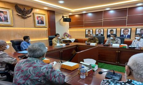 Dirjen Penyelenggaraan Haji dan Umrah Prof Hilman Latief menerima audiensi Forum Silaturahmi Asosiasi Travel Haji dan Umrah (Forum SATHU), Selasa (26/10). Banyak hal yang didiskusikan tentang persiapan umroh dan haji terutama terkait terhentinya aktivitas usaha umroh haji selama dua tahun. 