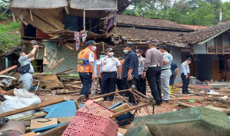 Dirjen Perhubungan Darat Kemenhub, Budi Setiyadi, meninjau TKP bus pariwisata kecelakaan di Kecematan Panumbangan, Kabupaten Ciamis, Ahad (22/5/2022). 