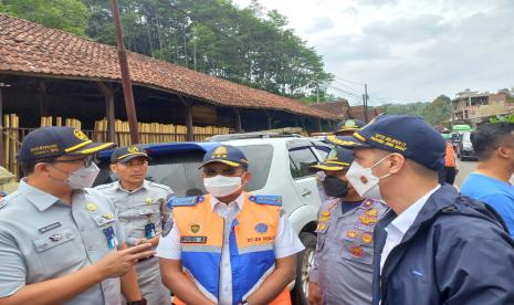  Dirjen Perhubungan Darat Kemenhub, Budi Setiyadi, meninjau TKP bus pariwisata kecelakaan di Kecematan Panumbangan, Kabupaten Ciamis, Ahad (22/5/2022)