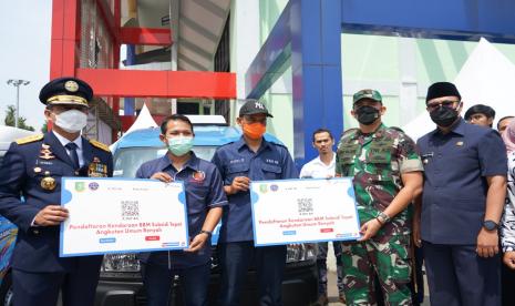 Dirjen Perhubungan Darat Kemenhub Kementerian Perhubungan (Kemenhub) Hendro Sugiatno dan Wali Kota Sukabumi Achmad Fahmi melihat sarana angkot yang akan menerapkan layanan digital di Lapang Merdeka, Kota Sukabumi, Senin (19/9/2022)