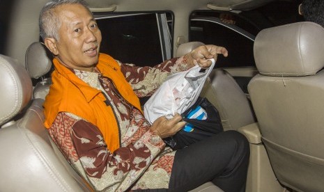 Dirjen Perhubungan Laut (Hubla) Kemenhub Antonius Tonny Budiono berada di dalam mobil usai menjalani pemeriksaan, di KPK, Jakarta, Jumat (25/8) dini hari.