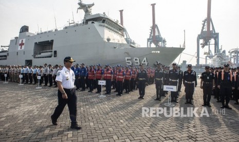 Dirjen Perhubungan Laut Kementerian Perhubungan R Agus H Purnomo selaku inspektur upacara meninjau barisan peserta Apel Siaga Komite Keamanan Pelabuhan Tanjung Priok di Dermaga Ex JICT 2, Pelabuhan Tanjung Priok, Jakarta, Kamis (17/10/2019). 