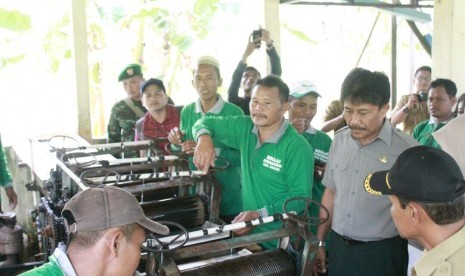 Dirjen Perkebunan, Bamban, saat meninjau UPPB Maju Bersama di Kabupaten Banjar, Kalimantan Selatan, Senin (23/10). 