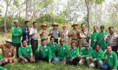 Dirjen Perkebunan, Bambang, saat mengunjungi kebun karet di Kabupaten Banjar, Kalimantan Selatan, bersama UPPB Maju Bersama, Senin (23/10).