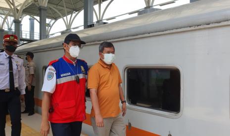 Dirjen Perkeretaapian Kemenhub, Zulfikri, dan Bupati Garut, Rudy Gunawan, melakukan inspeksi jalur kereta api Cibatu-Garut, Ahad (13/2/2022). 