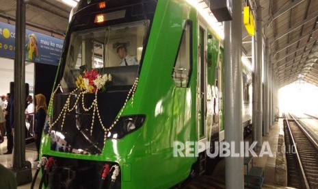 Kereta Api (KA) Bandara Adi Soemarmo yang dioperasikan sementara menjadi KA Solo Ekspres di Stasiun Solo Balapan.