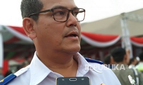 Dirjen Perkeretaapian Kementerian Perhubungan Zulfikri menjelaskan mengenai tarif light rail transit (LRT) Palembang di Pelabuhan Boom Baru, Jumat (20/4). 