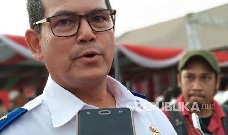 Dirjen Perkeretaapian Kementerian Perhubungan Zulfikri menjelaskan mengenai tarif light rail transit (LRT) Palembang di Pelabuhan Boom Baru, Jumat (20/4). 