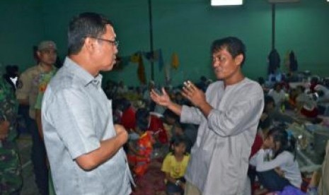 Dirjen Perlindungan dan Jaminan Sosial, Kementerian Sosial, Andi ZA Dulung saat meninjau korban banjir Baleendah