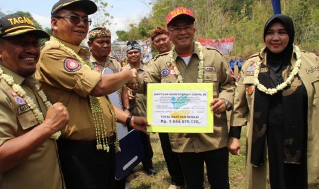 Dirjen Perlindungan dan Jaminan Sosial Kementerian Sosial RI Harry Hikmat bersama Direktur Perlindungan Sosial Korban Bencana Alam Margo Wiyono (kiri) menyerahkan bantuan stimulan korban tanah bergerak dan lumbung sosial Kampung Siaga Bencana sebesar 1,6 miliar rupiah kepada pemerintah daerah Kabupaten Sumedang. Bantuan Diterima Wakil Bupati Erwan Setiawan (topi merah) dengan disaksikan Anggota Komisi VIII Lilis Santika (kanan) di Desa Cimanintin, Kecamatan Jati Nunggal, Sumedang, Ahad (4/11),