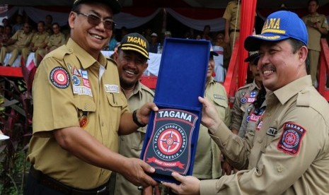 Dirjen Perlindungan dan Jaminan Sosial (Linjamsos) Kemensos Harry Hikmat (kiri) usai sambutan acara  Taruna Siaga Bencana (Tagana) se-Provinsi Kalimantan Barat (Kalbar) 