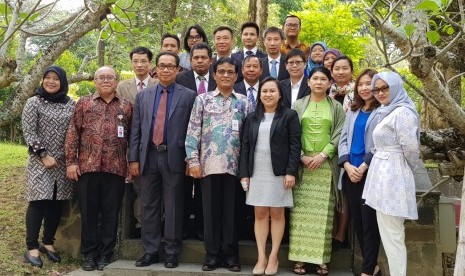 Dirjen Peternakan dan Kesehatan Hewan I Ketut Diarmita berdiri bersama peserta ASEAN Coordinating Center for Animal Health and Zoonosis (ACCAHZ) ke-14 di Yogyakarta, Rabu (27/6).