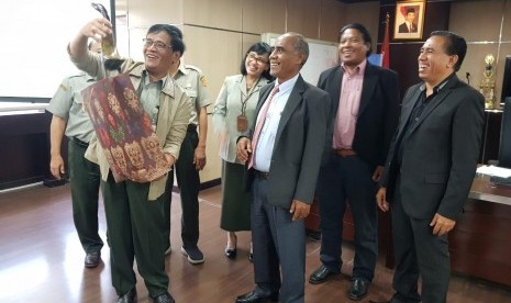 Dirjen Peternakan dan Kesehatan Hewan I Ketut Diarmita menunjukkan kenang-kenangan dari Kementan Timor Leste