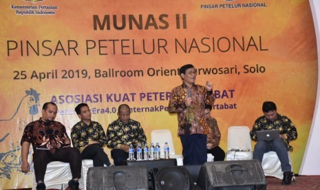 Dirjen Peternakan dan Kesehatan Hewan I Ketut Diarmita sedang berdiri memberikan pemaparan tentang perkembangan peternakan unggas di Solo.