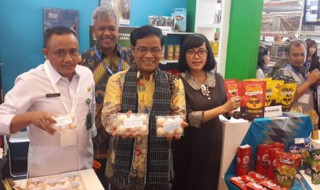 Dirjen Peternakan dan Keswan I Ketut Diarmita (tengah) dan Direktur Pemasaran Produk Peternakan Fini Murfiani (kanan) menunjukkan produk yang dipamerkan dalam Indo Livestock di Surabaya