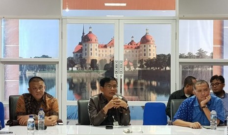 Dirjen Peternakan dan Keswan I Ketut Diarmita (tengah) menjelaskan tentang harga ayam yang anjlok dalam pertemuan koordinasi lintas instansi di Bogor Jawa Barat