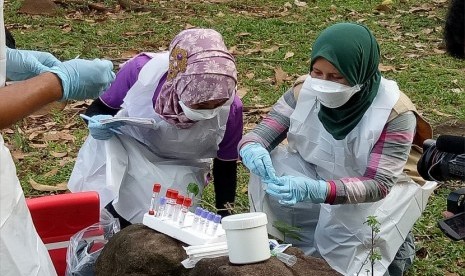 Dirjen PKH kemudian menekankan pentingnya Komunikasi, Informasi dan Edukasi (KIE) pada kelompok risiko tinggi seperti dokter hewan, paramedik, peternak, pedagang dan pemilik hewan yang menangani hewan hidup dan produknya, terutama satwa liar, dengan pesan kunci kemungkinan penularan 2019-nCoV dari hewan dan satwa liar kepada manusia dan cara pencegahannya.