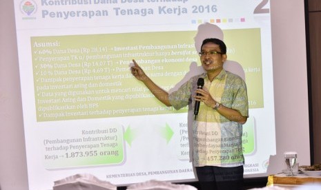 Dirjen PPMD Ahmad Erani melakukan press conference tentang mekanisme penyaluran dana desa.