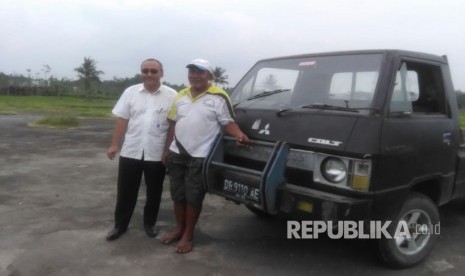 Dirjen Prasarana dan Sarana Pertanian Kementerian Pertanian Pending Dadih Permana berkunjung ke Ketua Gapoktan Bismillah Haji Saupi yang dianggap menjadi teladan bagi para petani sekitar di Lombok Tengah, NTB, Kamis (23/3). 