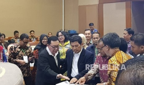 Dirjen Sumber daya Iptek dan dikti Kemeristekdikti Ali Gufron Mukti (kedua dari kiri) saat mengukuhkan pengurus DPP PDRI di  gedung DPR RI pada acara Munas 1 PDRI, ruang Nusantra 1, Jumat (26/10).