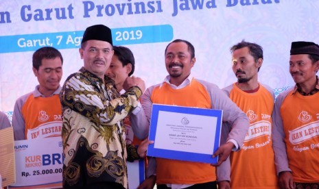 Dirjen Tanaman Pangan Suwandi menjabat tangan petani Garut