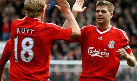 Dirk Kuyt dan Steven Gerrard.