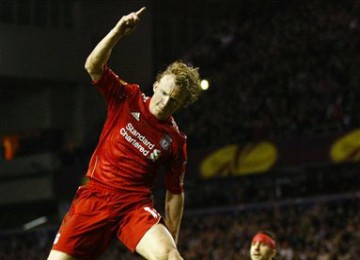 Dirk Kuyt merayakan golnya ke gawang Sparta Praque