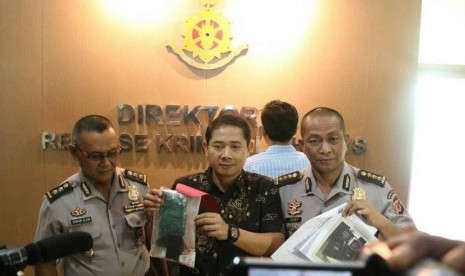 Dirkrimsus Polda Jabar , Kombes Pol Samudi, SiK MH (tengah) menunjukan alat yang digunakan pengusaha SPBU di Cianjur dan Sukabumi dalam praktik curang takaran BBM.