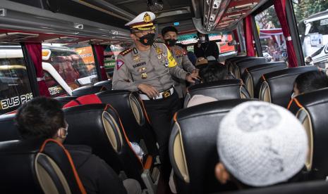 Dirlantas Polda Metro Jaya Kombes Pol Sambodo Purnono (kiri) bersama Kabid Humas Kombes Pol Endra Zulpan (kanan) berbincang dengan para pemudik dalam Mudik Gratis Polri 2022 di kompleks Gelora Bung Karno, Jakarta, Senin (25/4/2022). Polda Metro Jaya memberangkatkan sebanyak 540 pemudik dengan 13 bus pada hari pertama pemberangkatan Mudik Gratis Polri 2022 dari Jakarta ke 21 kota tujuan di Pulau Jawa.