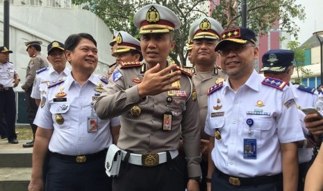 Dirlantas Polda Metro Jaya Kombes Yusuf didampingi Kadishubtrans DKI Jakarta Andri Yansyah dan Kepala BPTJ Bambang Prihartono, melakukan simulasi penutupan 19 pintu tol yang menuju venue Asian Games 2018, Rabu (1/8) sejak pukul 07.00 WIB, diawali apel dan persiapan serta evaluasi