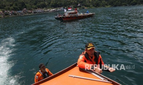 Dirops Basarnas Brigjen TNI (Mar) Bambang Suryo Aji (kanan) bersama tim SAR gabungan melakukan pencarian korban tenggelamnya KM Sinar Bangun di Danau Toba, Simalungun, Sumatera Utara, Jumat (22/6). 