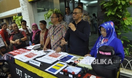 Dirreskrimsus Komber Pol Polda Metro Jaya Adi Deriyan (tengah), Dirjen Aptika Kominfo Samuel Abrijani (kedua kanan) dan Ketua KPAI Susanto (kedua kiri) memberikan keterangan kepada wartawan saat rilis tindak pidana perdagangan orang dalam situ nikahsiri di Polda Metro Jaya, Jakarta, Ahad (24/9).