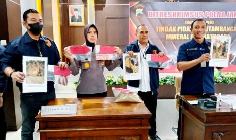  Dirreskrimsus Polda Jawa Tengah, Kombes Pol Dwi Subagio (paling kanan), menunjukkan sejumlah foto barang bukti yang diamankan jajaran penyidik Ditreskrimsus dalam penegakan hukum terhadap kegiatan penambangan ilegal di Kabupaten Batang dan Rembang di Mako Ditreskrimsus, Kamis (13/4).