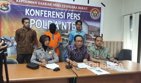 Dirreskrimsus Polda NTB Kombes Pol Syamsuddin Baharuddin (tengah) bersama Kabid Humas Polda NTB AKBP Tri Budi Pangastuti (kiri) menggelar jumpa pers pengungkapan kasus pelecehan asusila terhadap anak-anak di bawah umur melalui media sosial pada Jumat (12/1).