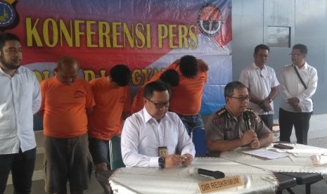  Dirreskrimum Polda DIY, Kombes Pol Hadi Utomo (kiri), Kabid Humas Polda DIY, Kombes Pol Yulianto (kanan), dan pelaku-pelaku pencurian berat (baju orange) saat konferensi pers di Lobi Dirkrimum Polda DIY, Selasa (6/8). 