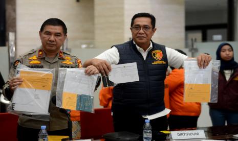 Dirtipidum Bareskrim Polri Brigjen Pol Djuhandhani Rahardjo Puro (kanan) bersama Karopenmas Divhumas Polri Brigjen Pol Ahmad Ramadhan (kiri) menunjukan barang bukti saat rilis pengungkapan jaringan internasional Tindak Pidana Perdagangan Orang (TPPO) di Lobby Gedung Bareskirm Polri, Jakarta, Selasa (27/6/2023).