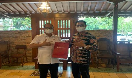 Dirut Bank Banten Agus Syabarrudin (kanan) bersama dengan Ketua DPRD Kota Tangerang Selatan, Abdul Rasyid.