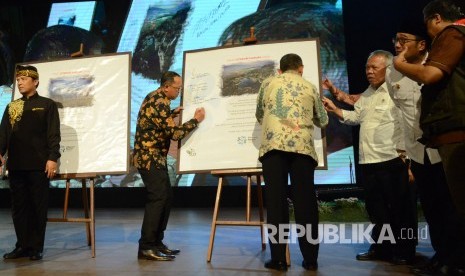 Dirut Bank BJB Agus Mulyana bersama pihak terkait lainnya menandatangani komitmen bersama gerakan Citarum Harum pada pameran Citarum Expo 2019, di Gedung Budaya Sabilulungan, Kabupaten Bandung, Selasa (19/2).