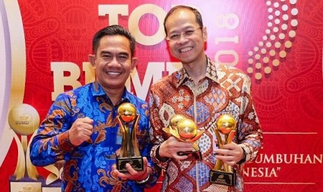 Dirut Bank BJB Ahmad Irfan (kanan) menerima penghargaan sebagai TOP CEO BUMD dalam ajang TOP BUMD di ballroom Balai Kartini, Jakarta, Kamis (3/5)