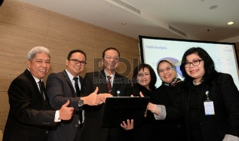 Dirut Bank BJB Ahmad Irfan (kiri) bersama jajaran direksi berbincang usai melakukan analyst meeting 1Q-2015 di Jakarta, Selasa (28/4)  (Republika/Prayogi)