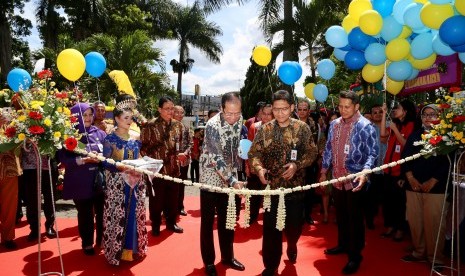 Dirut Bank BJB Ahmad Irfan (kiri) dan Kepala Regional 2 OJK Sarwono (kanan) tengah menggunting pita tanda peresmian Kantor Wilayah I Bank BJB di Jalan Ir H Juanda (Dago) 191, Kota Bandung, Selasa (24/1).